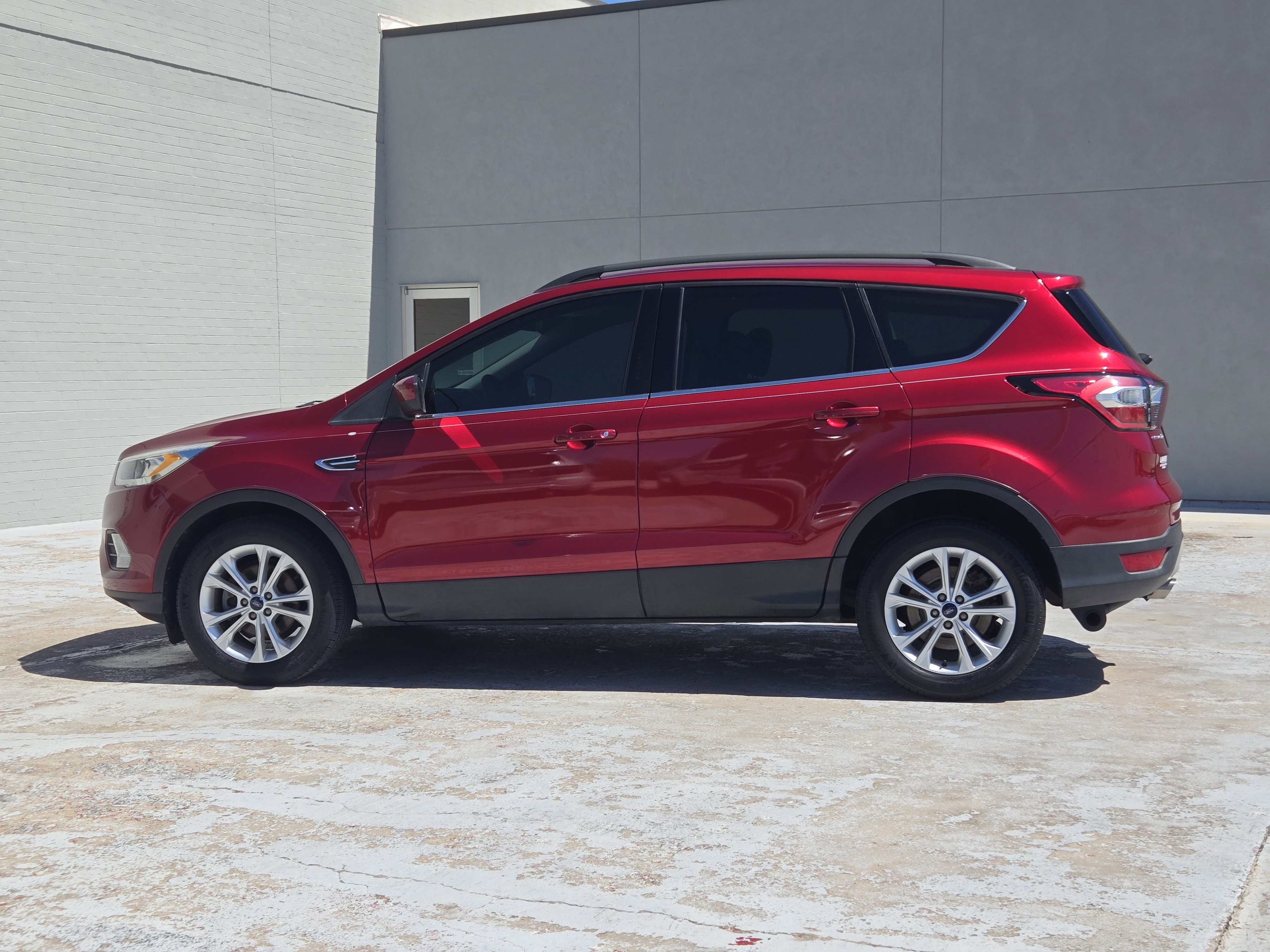 Used 2017 Ford Escape SE w/ Equipment Group 201A image 4