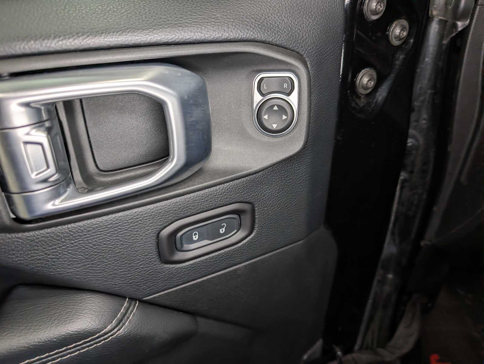 Used 2018 Jeep Wrangler Unlimited Sahara AWD/4WD image 33