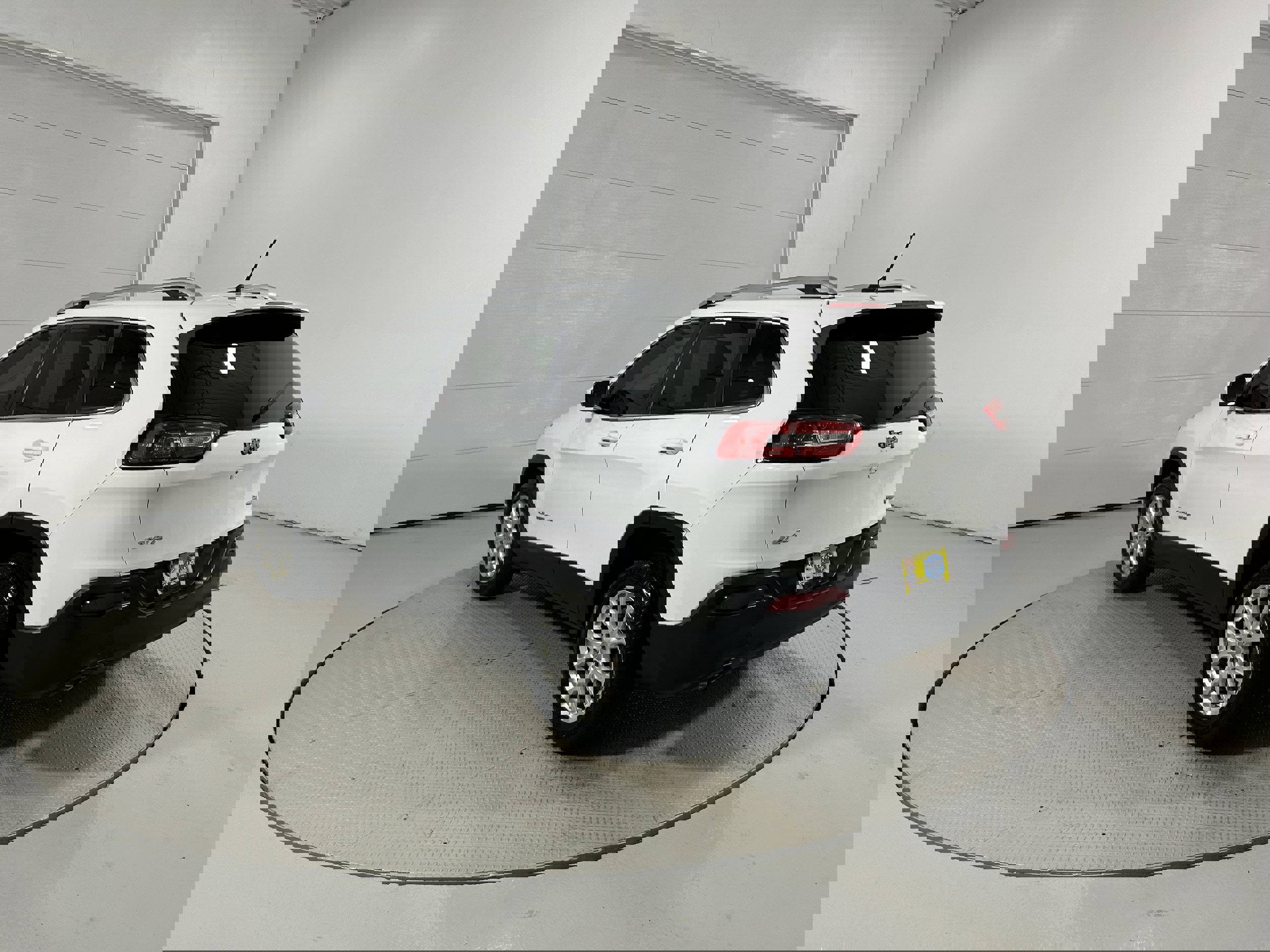 Used 2015 Jeep Cherokee Latitude w/ Cold Weather Group AWD/4WD image 22