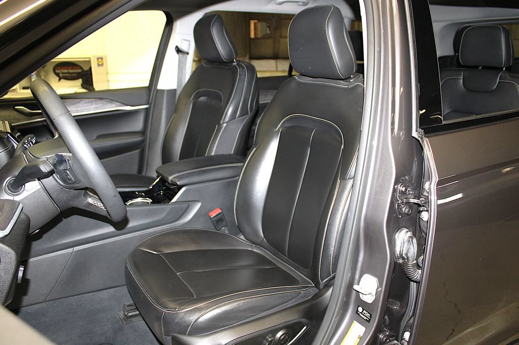 Certified 2023 Jeep Grand Cherokee L Limited AWD/4WD image 27