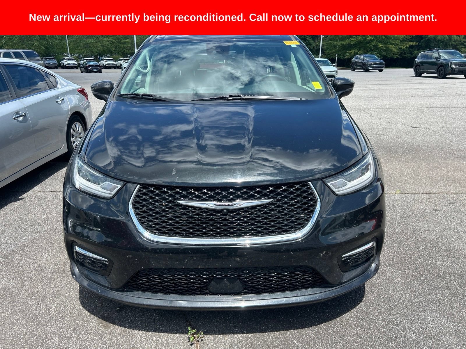 Used 2022 Chrysler Pacifica Touring-L FWD image 1