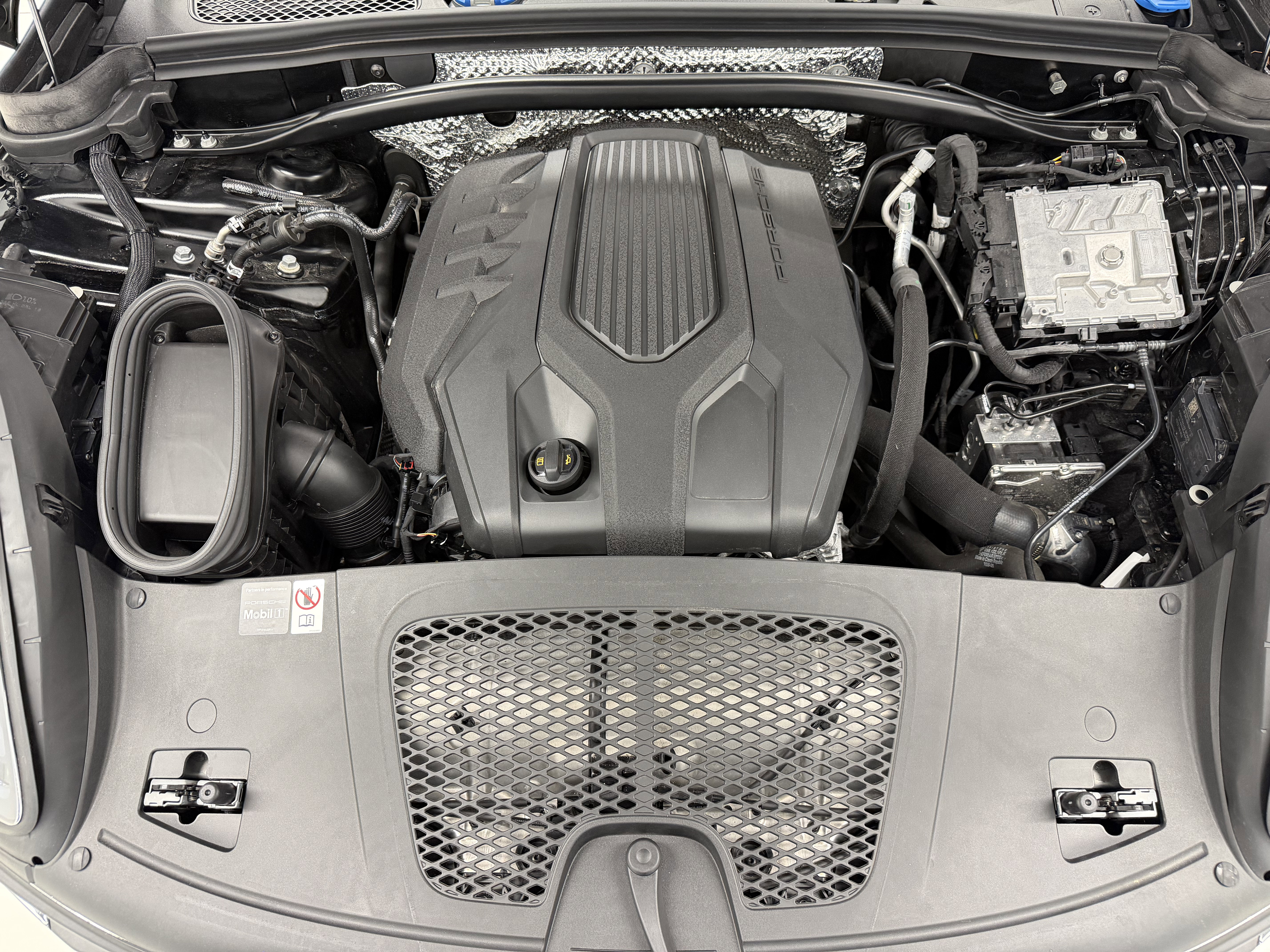 Certified 2025 Porsche Macan AWD/4WD image 58