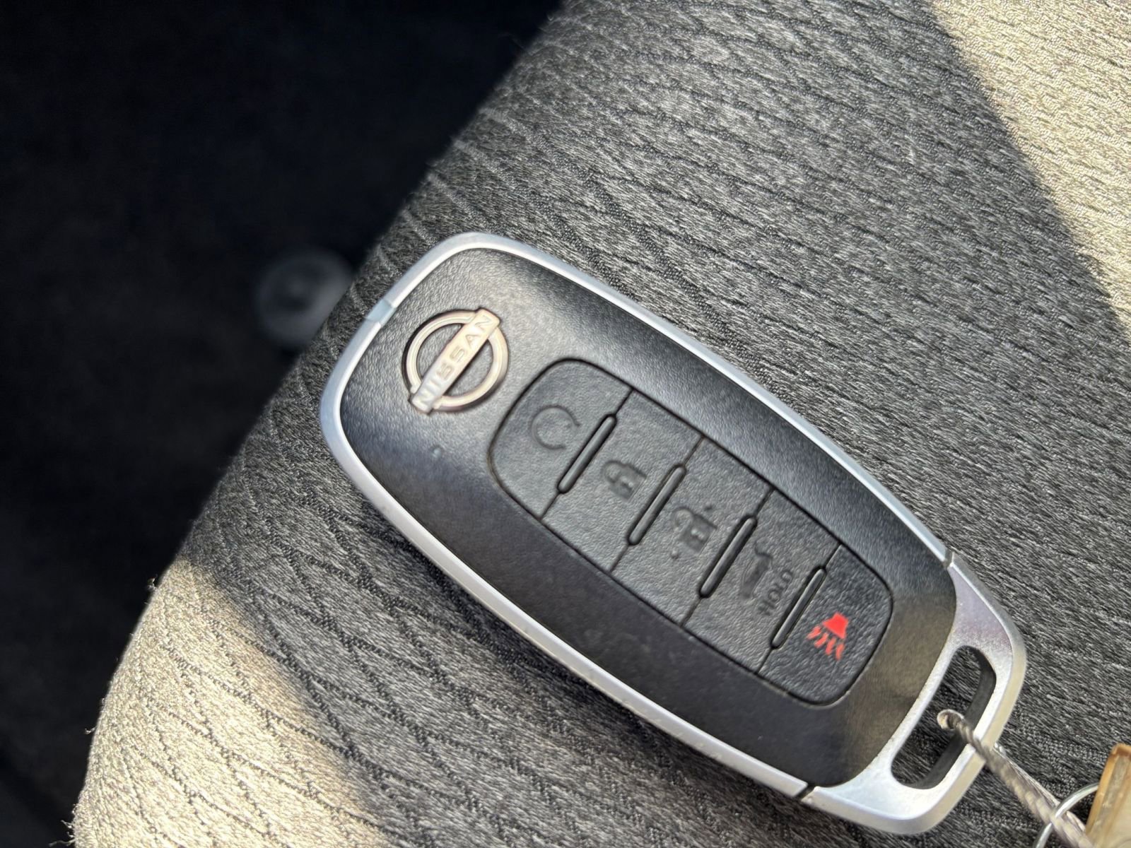 Used 2025 Nissan Rogue SV FWD image 27