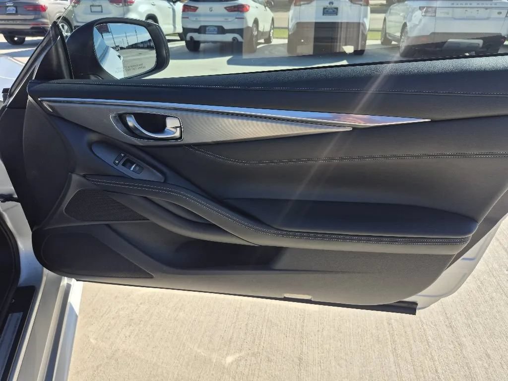 Used 2017 INFINITI Q60 2.0t w/ Moonroof Package RWD image 17