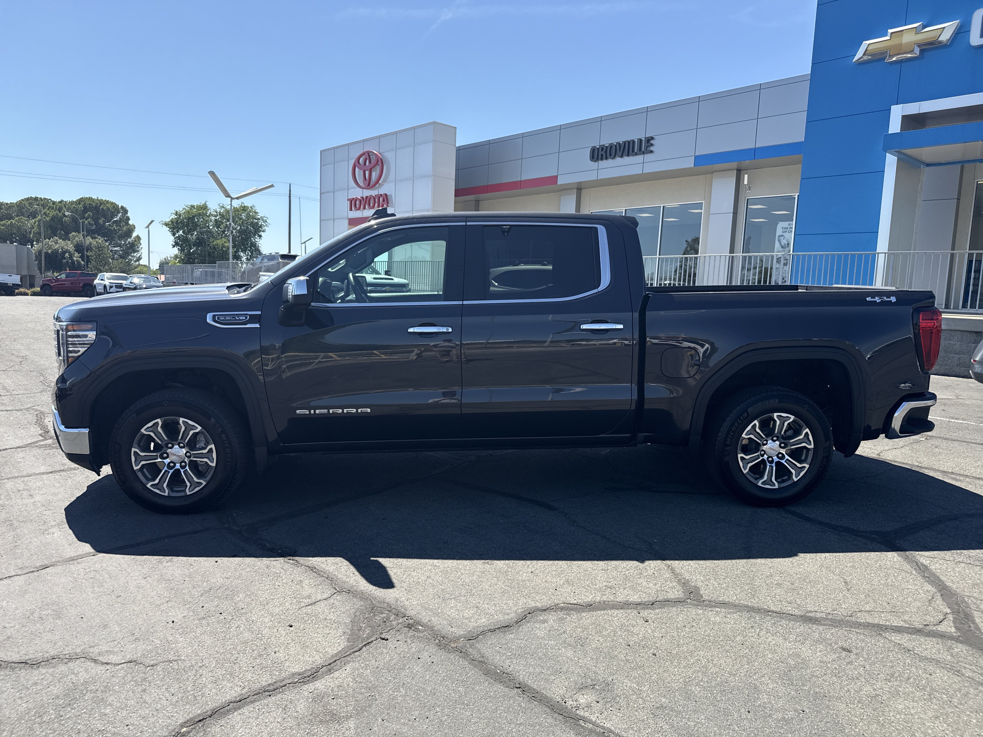 Used 2025 GMC Sierra 1500 SLT AWD/4WD image 2