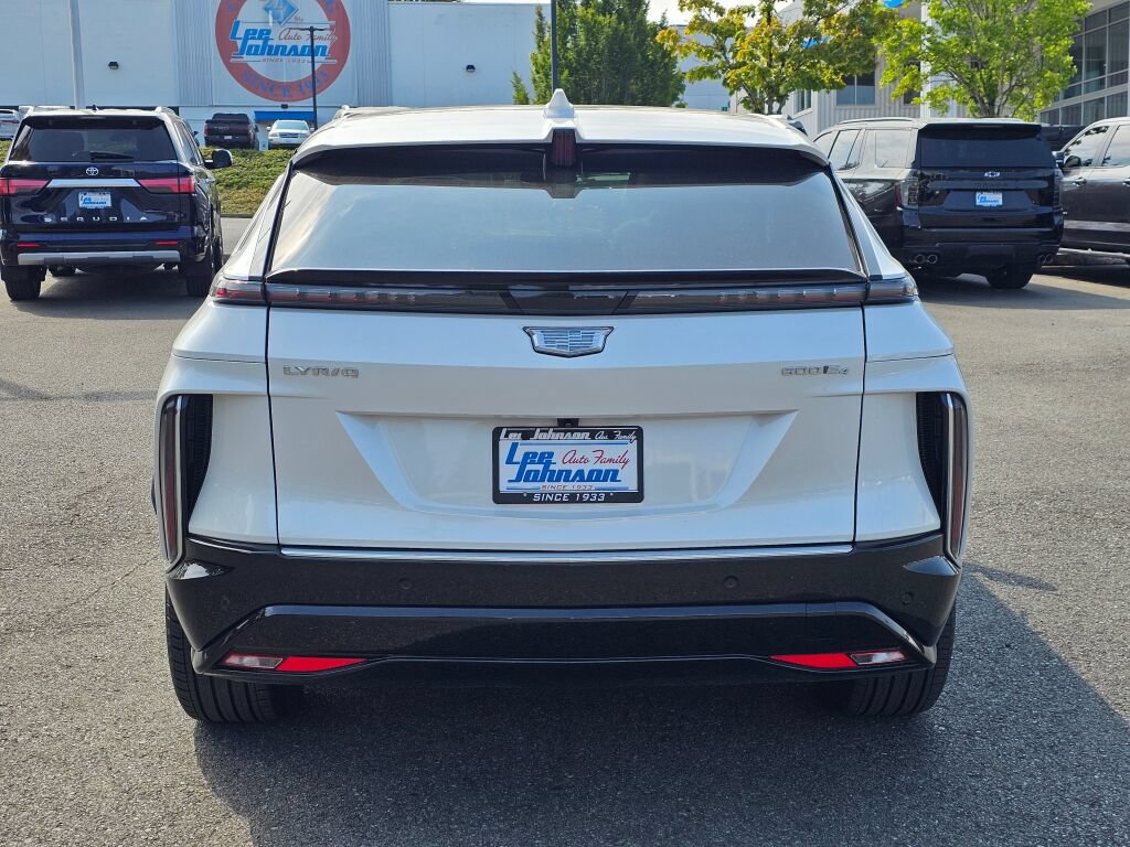 Used 2024 Cadillac Lyriq Luxury AWD/4WD image 6