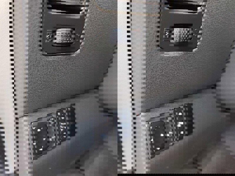 Used 2006 Nissan Pathfinder SE w/ (P01) Se Premium Pkg image 23