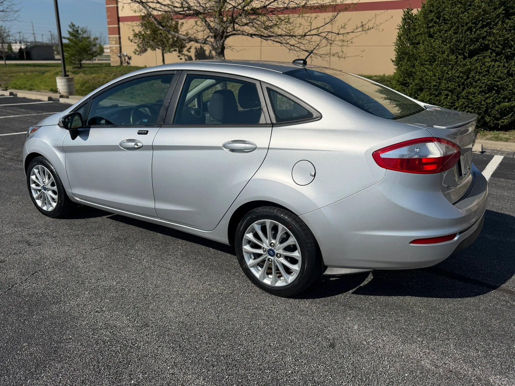 Used 2014 Ford Fiesta SE w/ Equipment Group 201A image 3