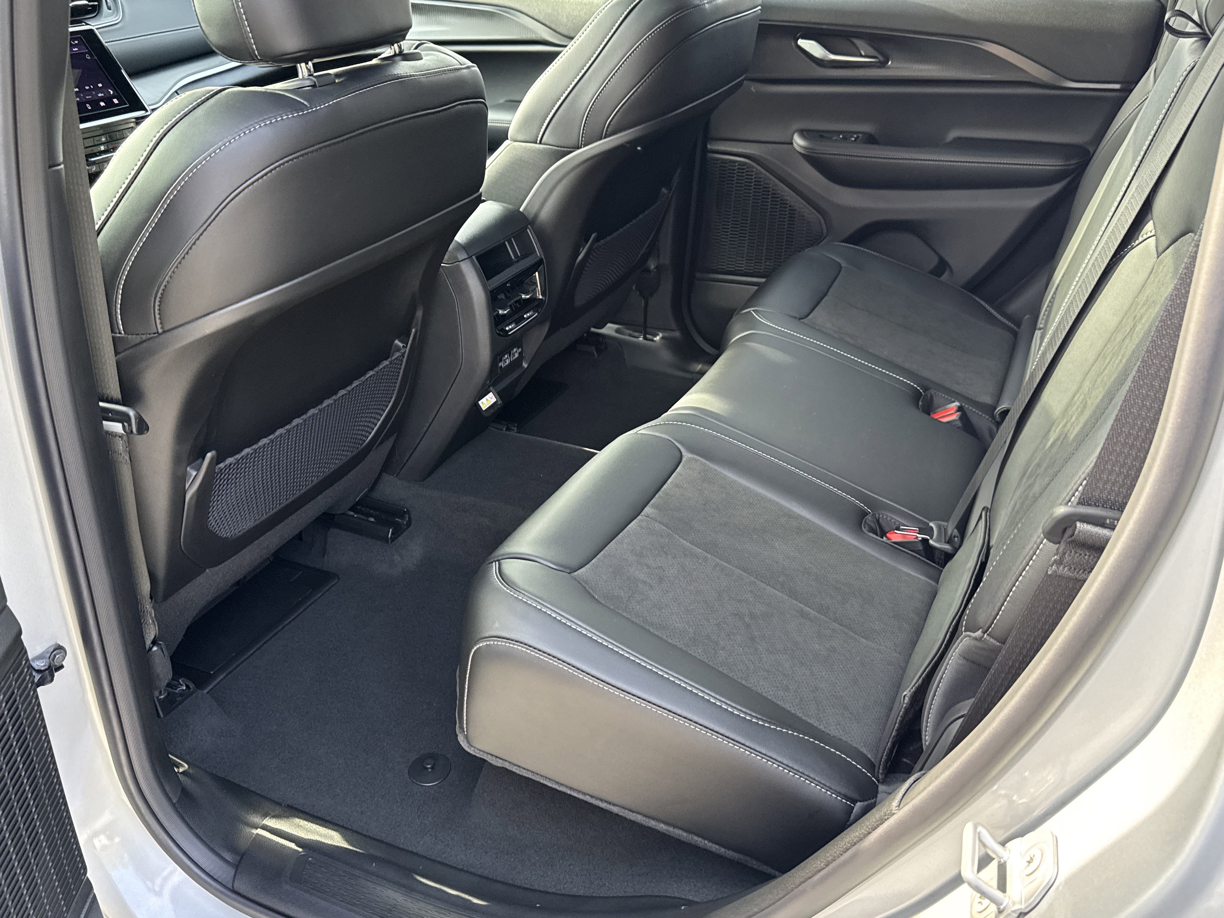 New 2025 Jeep Grand Cherokee Altitude image 24