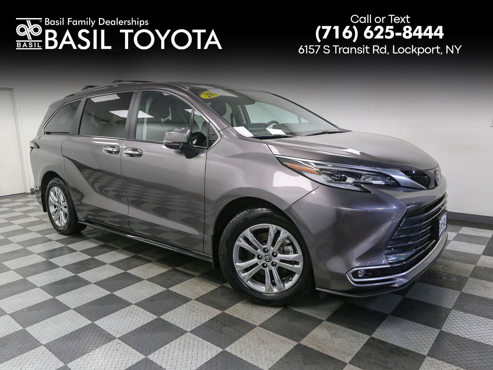 Used 2023 Toyota Sienna Platinum AWD/4WD image 1