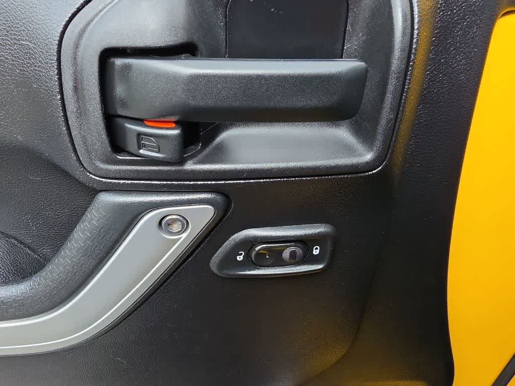 Used 2015 Jeep Wrangler Unlimited Rubicon w/ Connectivity Group AWD/4WD image 13