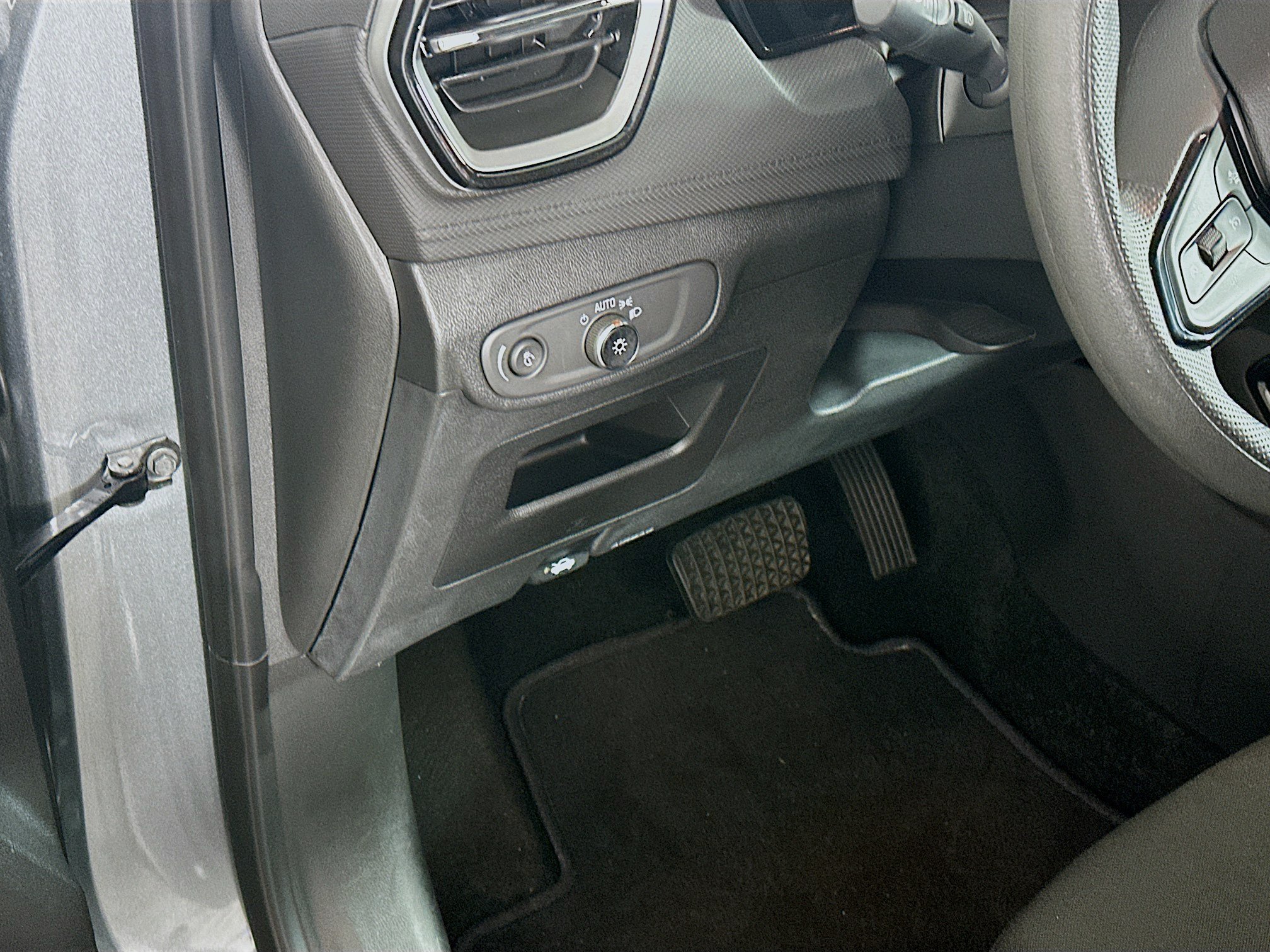 Used 2025 Chevrolet TrailBlazer LT AWD/4WD image 16