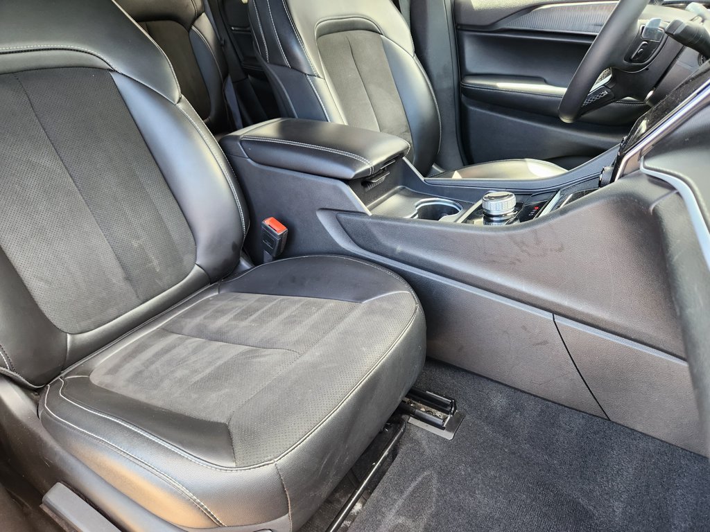 Used 2025 Jeep Grand Cherokee Altitude AWD/4WD image 14