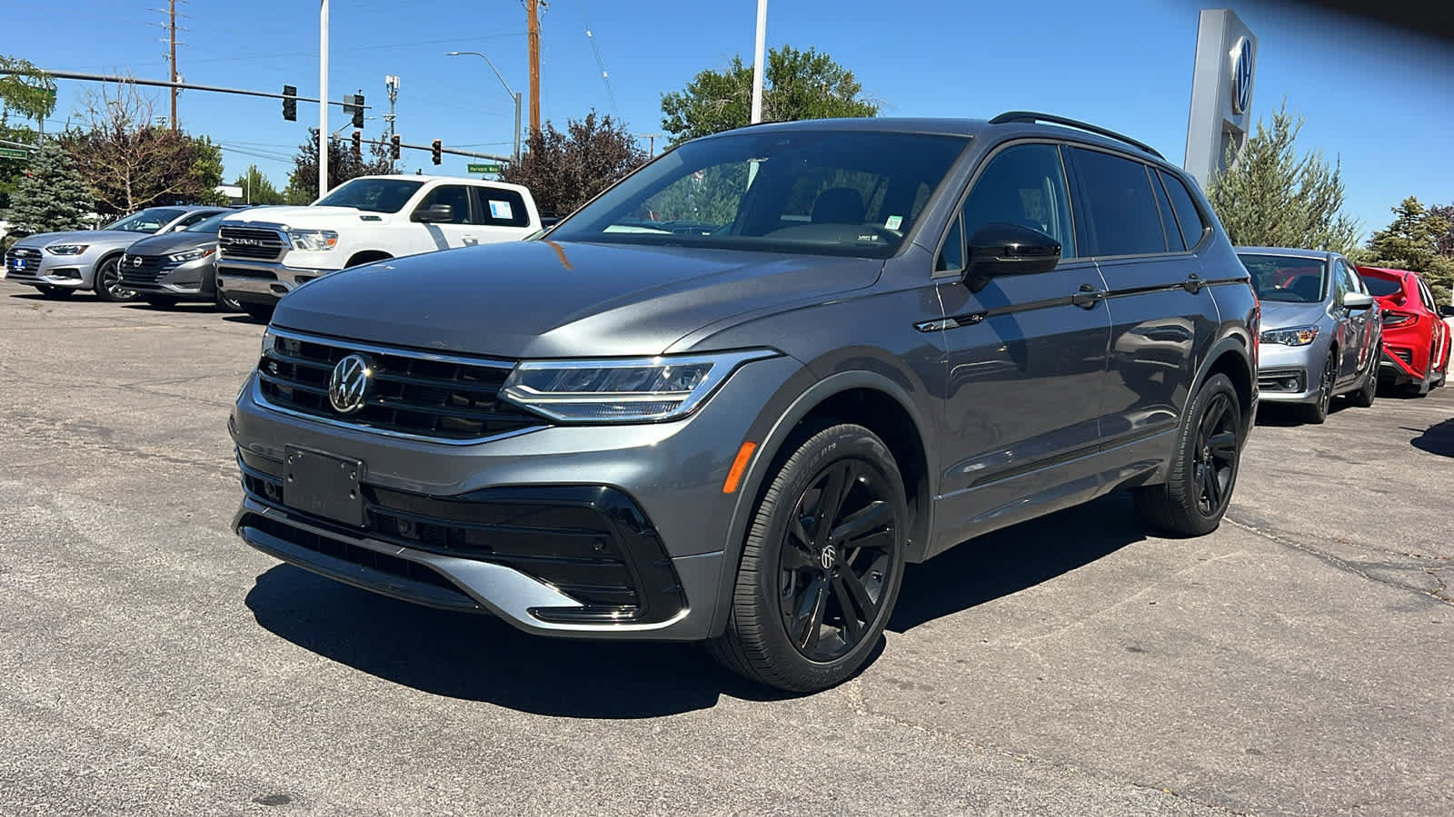 Certified 2023 Volkswagen Tiguan SE R-Line FWD image 1