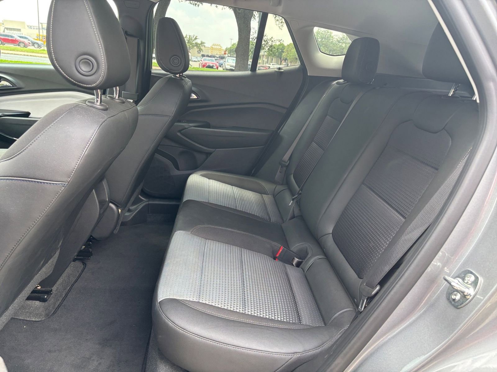 Used 2025 Chevrolet Trax LT w/ LT Convenience Package FWD image 21