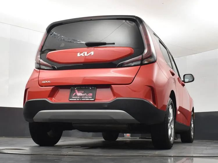 Used 2024 Kia Soul LX w/ LX Technology Package FWD image 10