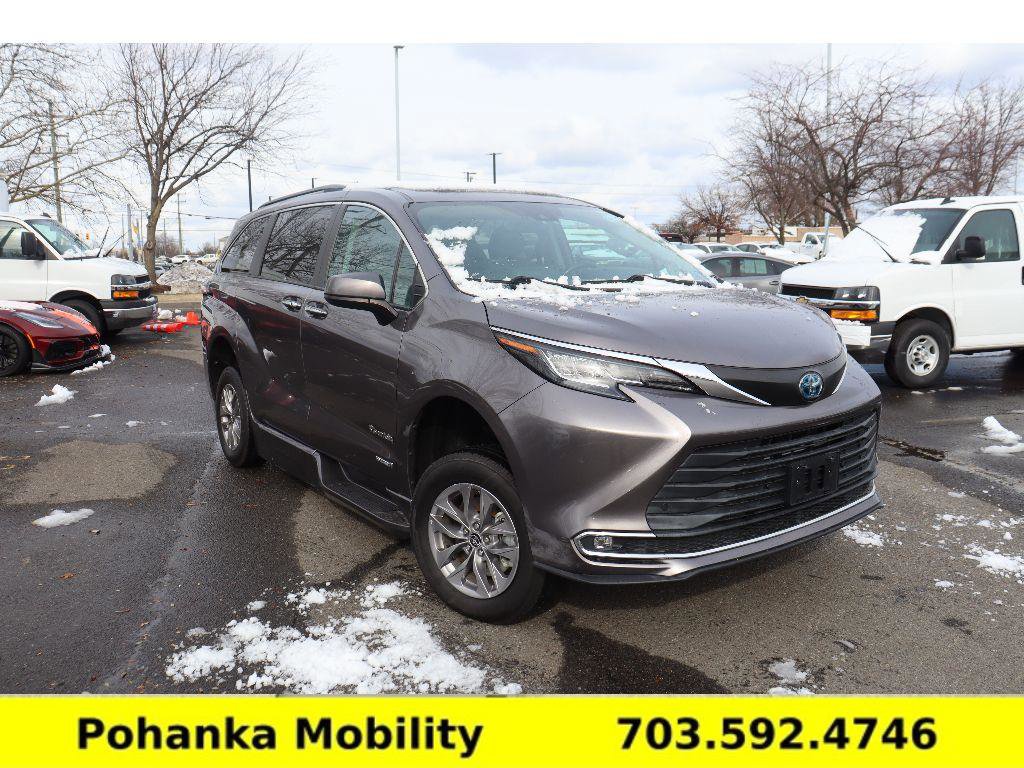 Used 2021 Toyota Sienna XLE w/ XLE Plus Package image 1