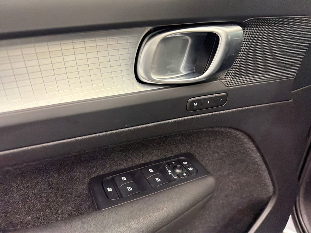 Used 2023 Volvo XC40 B5 Core image 12