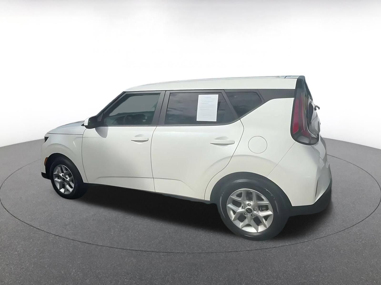 Used 2025 Kia Soul LX w/ LX Technology Package FWD image 9