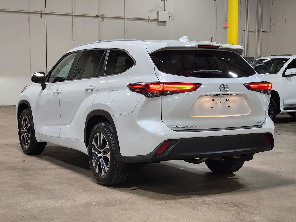 Used 2024 Toyota Highlander XLE FWD image 11