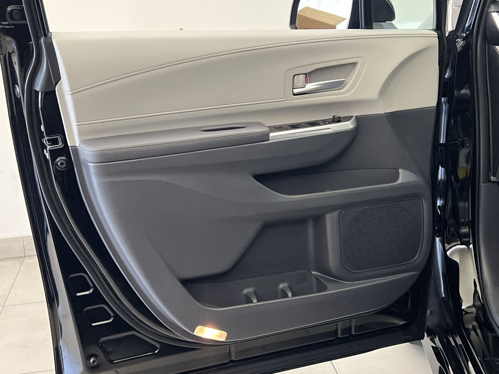 Used 2024 Toyota Sienna XLE w/ XLE Plus Package FWD image 38