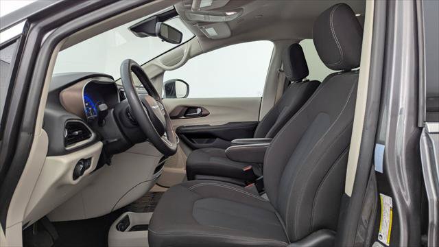 Used 2023 Chrysler Voyager LX FWD image 14
