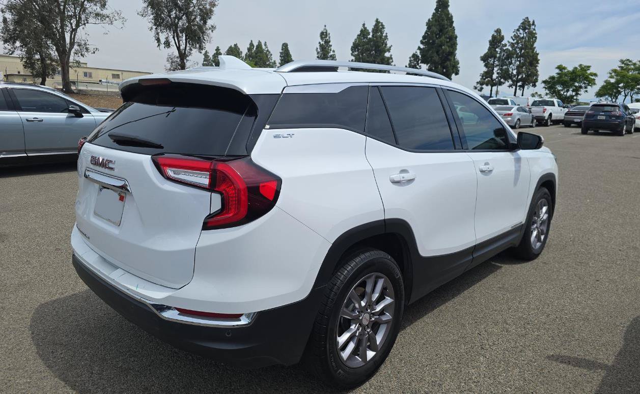 Used 2024 GMC Terrain SLT FWD image 4
