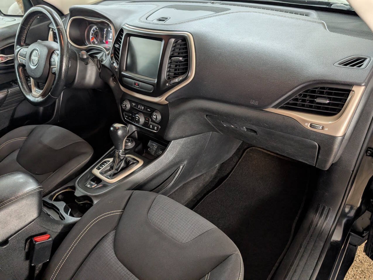 Used 2015 Jeep Cherokee Latitude w/ Cold Weather Group AWD/4WD image 22