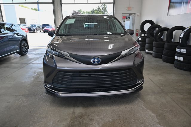Used 2021 Toyota Sienna XLE w/ XLE Plus Package FWD image 2