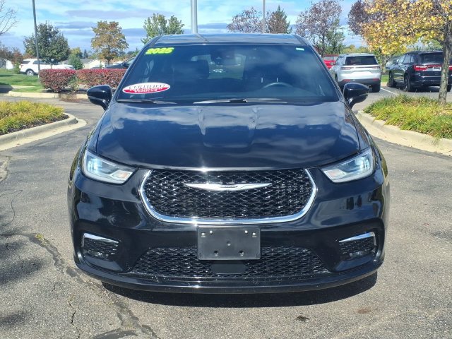 Certified 2025 Chrysler Pacifica Select FWD image 2