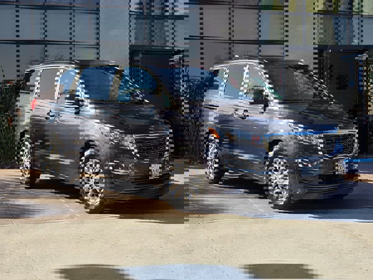 Used 2019 Kia Sedona LX image 3