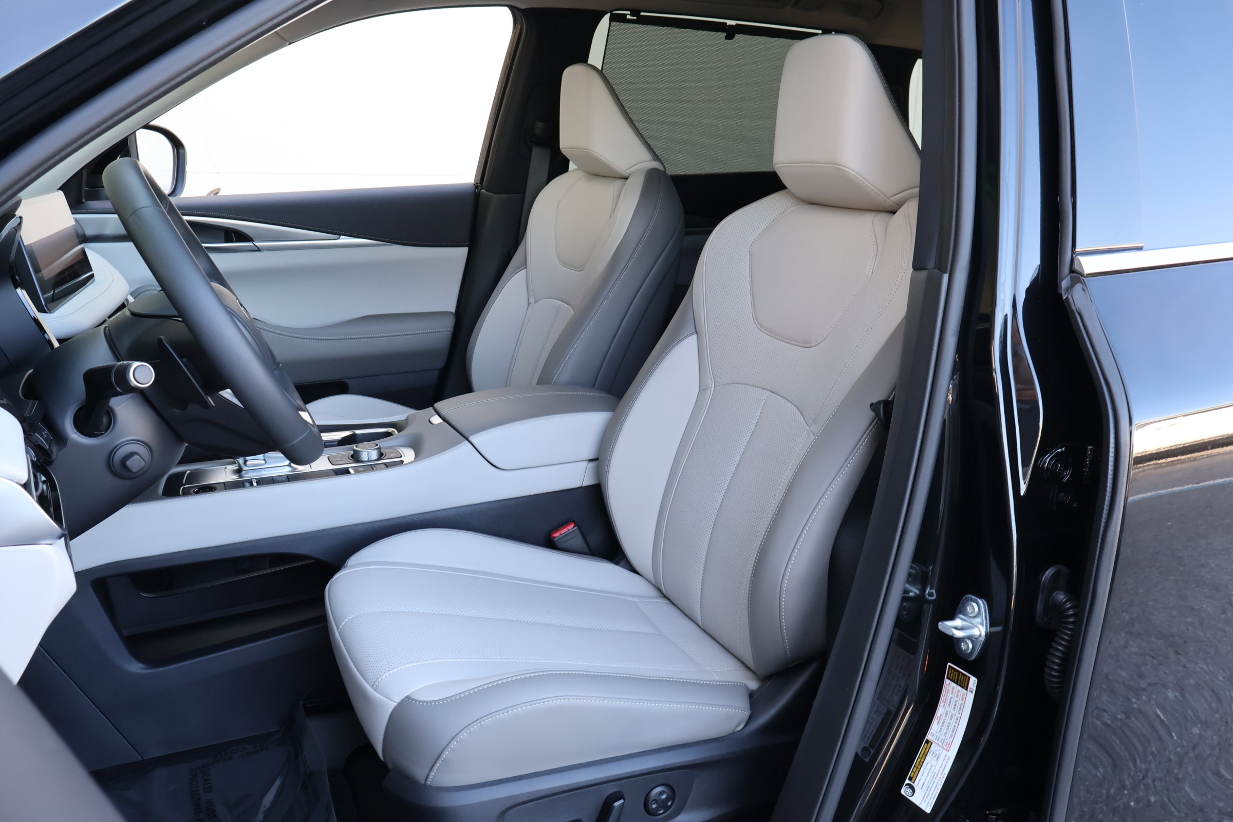 Used 2026 INFINITI QX60 Luxe w/ Cargo Package image 2