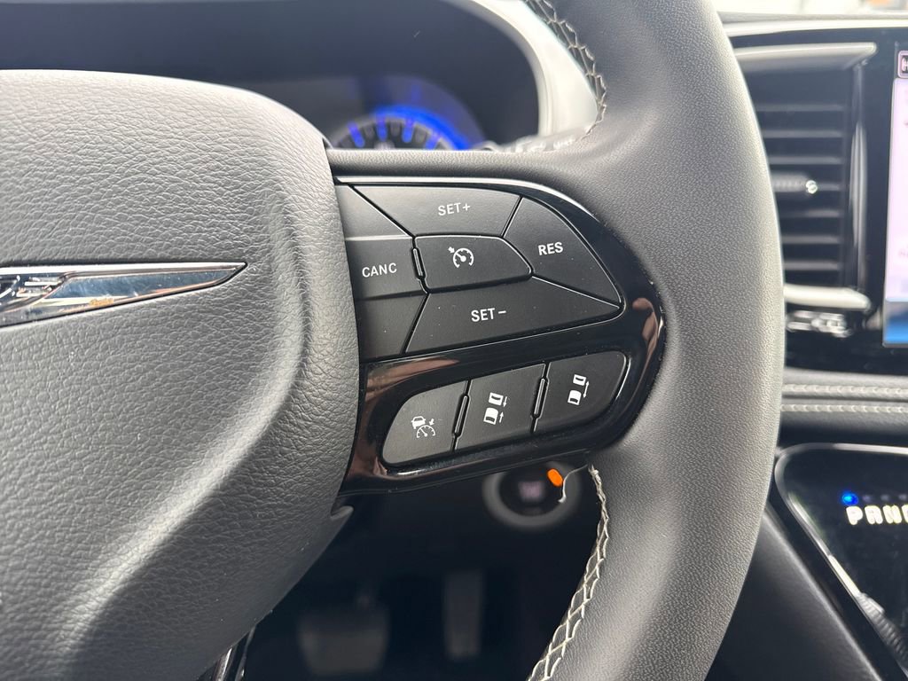 Used 2024 Chrysler Pacifica Touring image 16