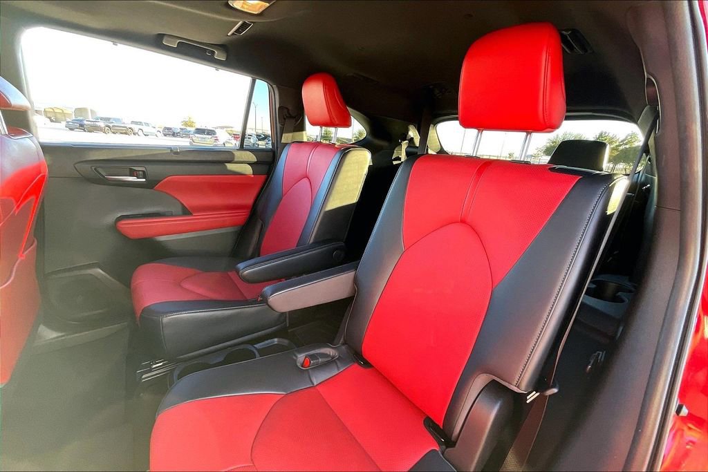 Used 2023 Toyota Highlander L image 32