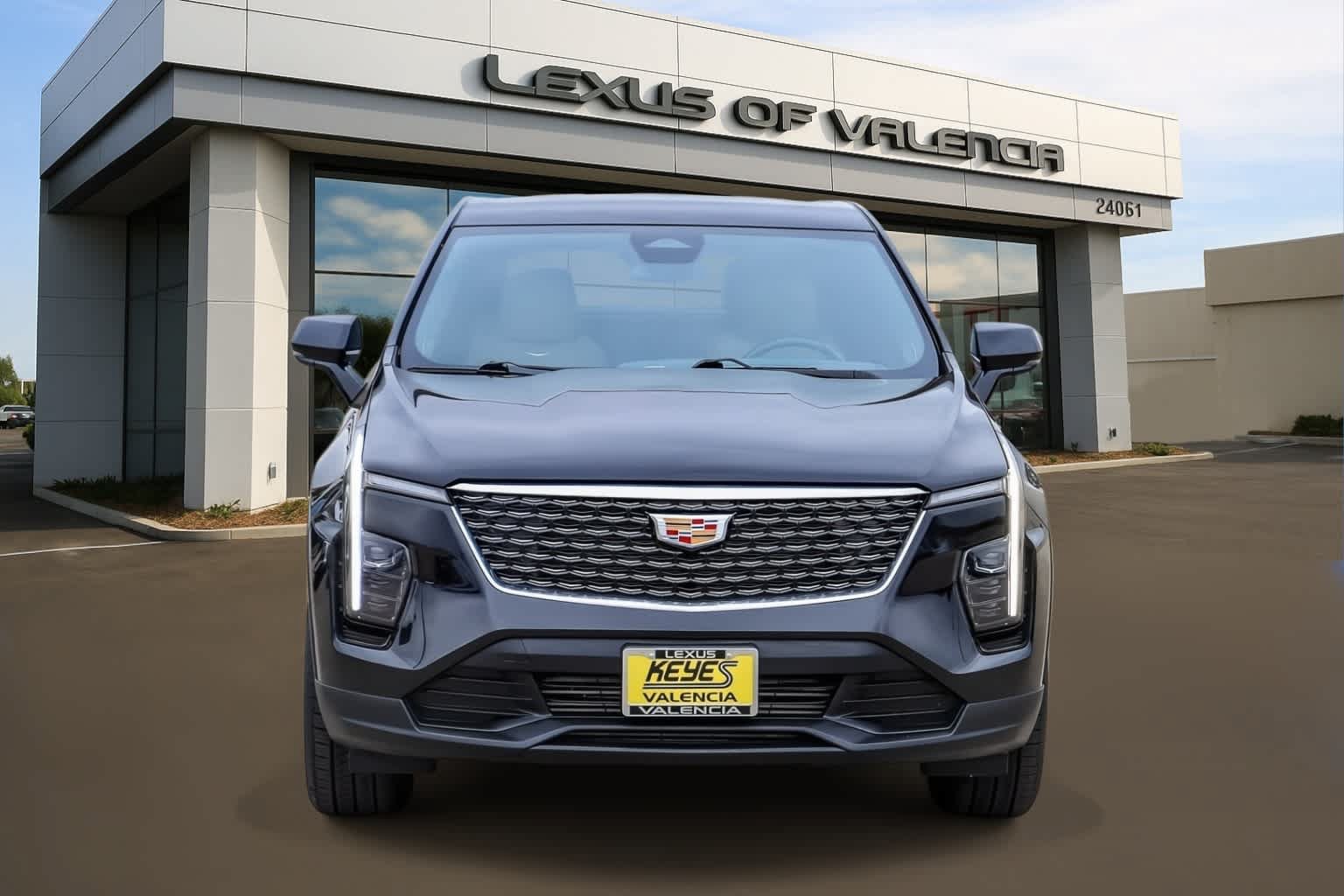 Used 2024 Cadillac XT4 Luxury w/ Cold Weather Package FWD image 6