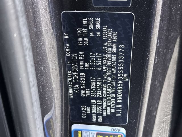 Used 2025 Kia Carnival FWD image 35