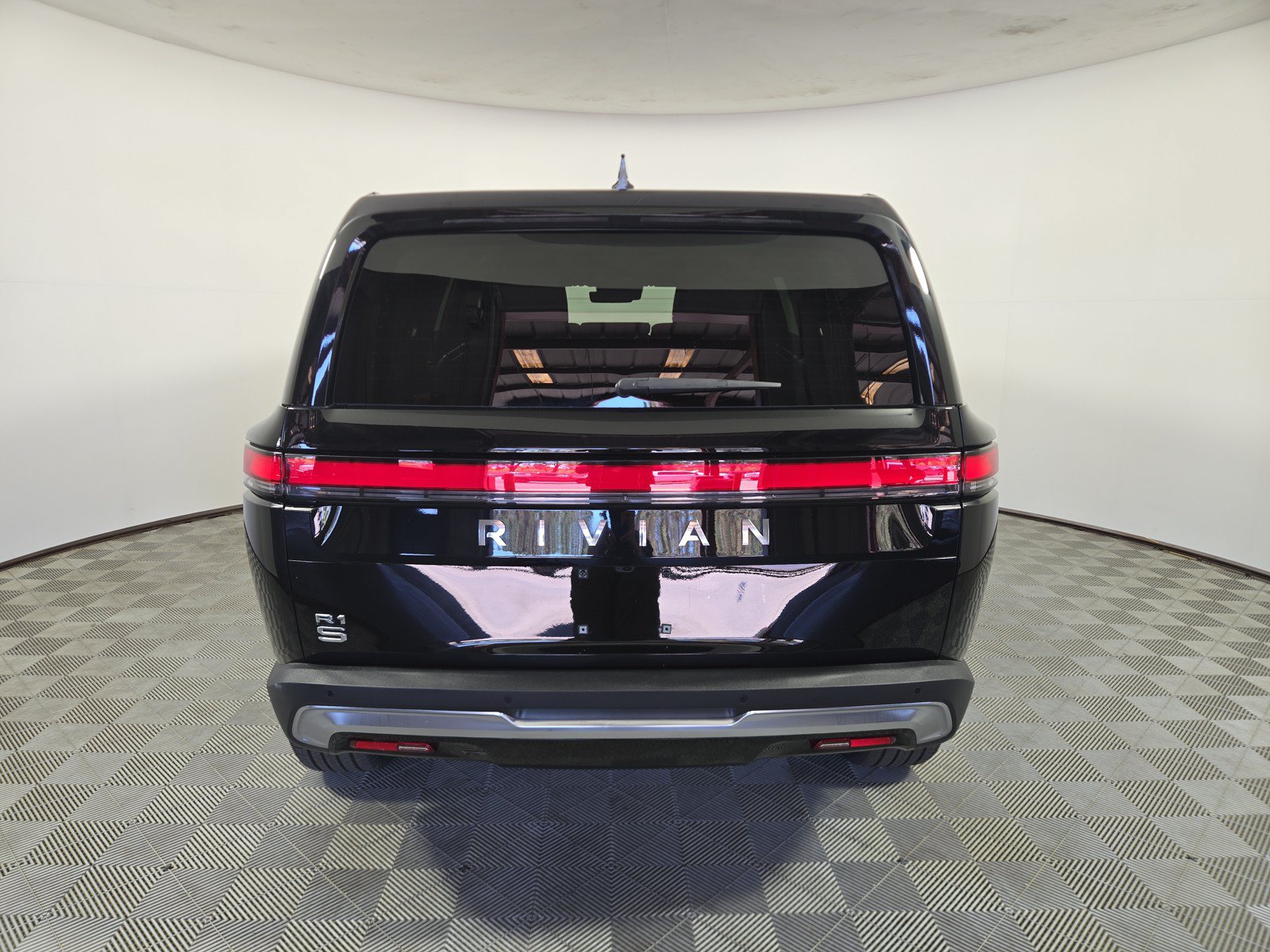 Used 2025 Rivian R1S Adventure AWD/4WD image 4