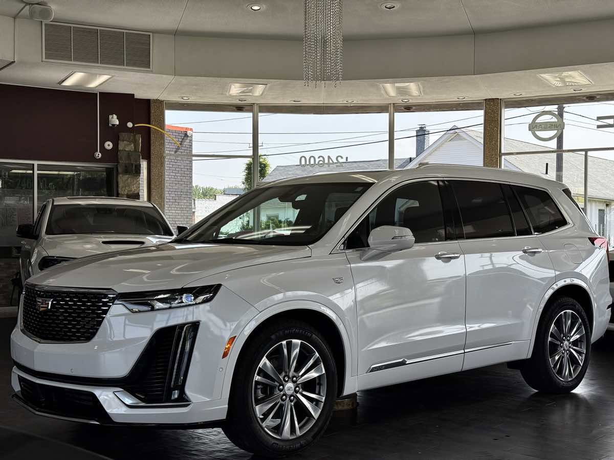 Used 2024 Cadillac XT6 Premium Luxury w/ Technology Package image 3