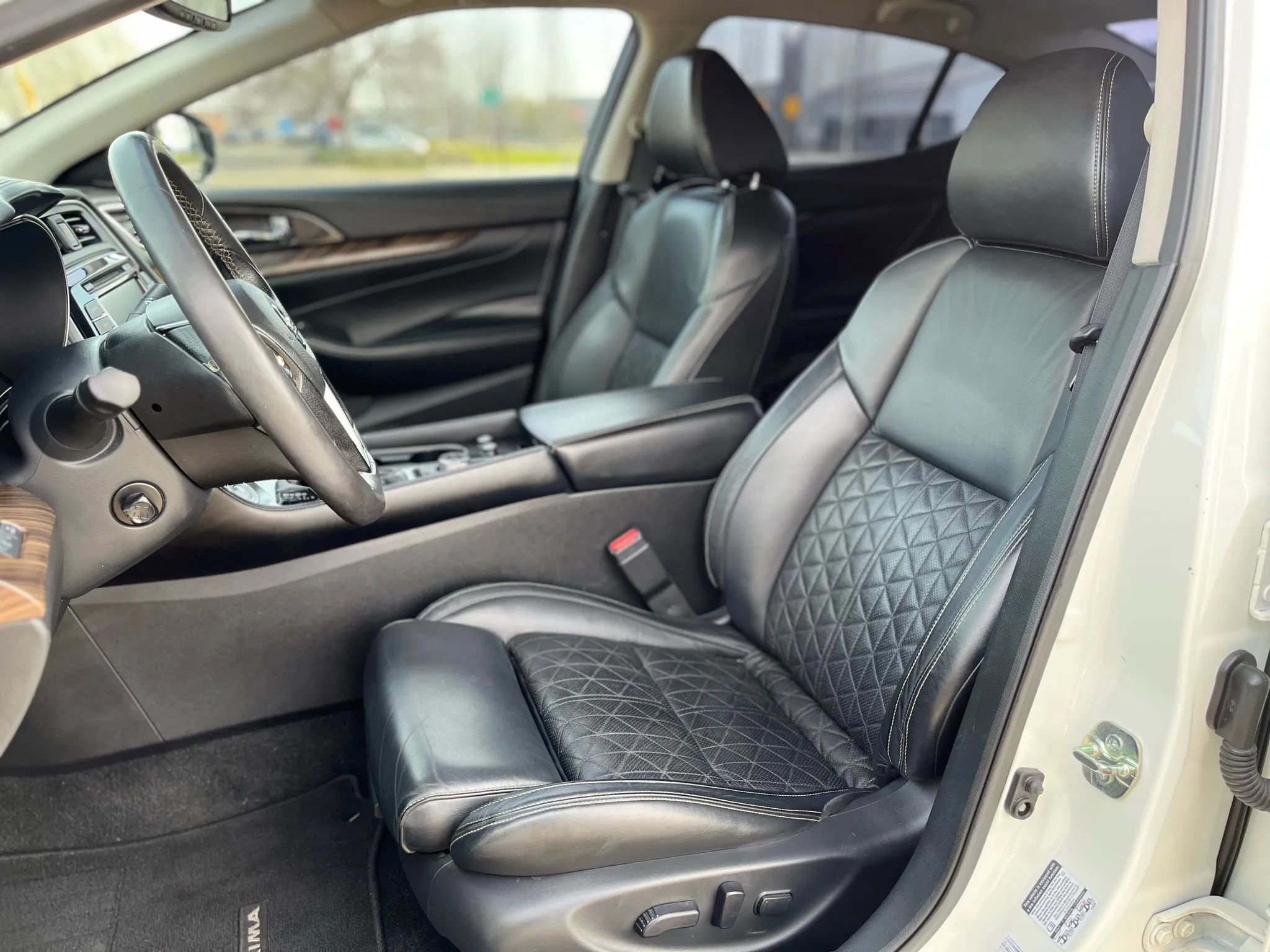 Used 2016 Nissan Maxima Platinum w/ Interior Lighting Package image 10