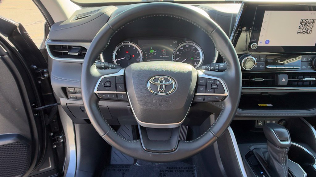 Used 2023 Toyota Highlander XLE AWD/4WD image 22