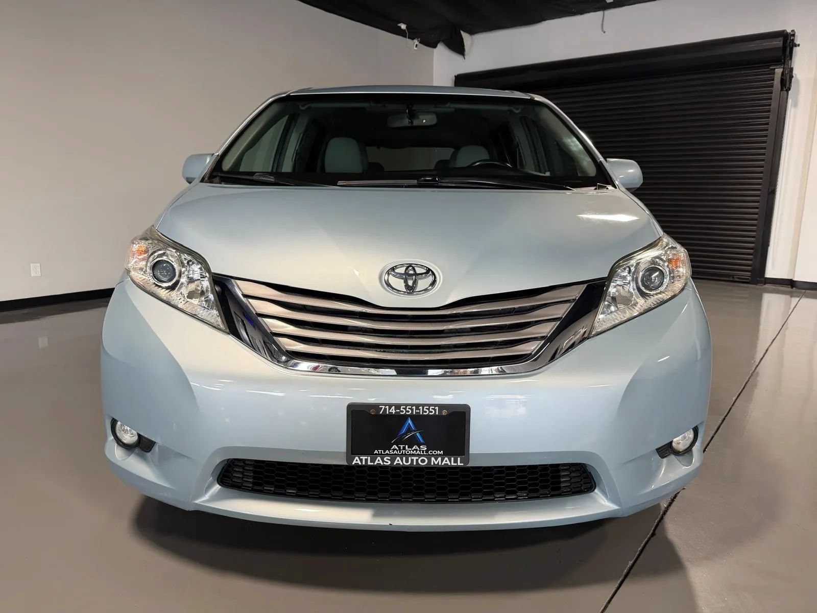 Used 2015 Toyota Sienna XLE Premium FWD image 2