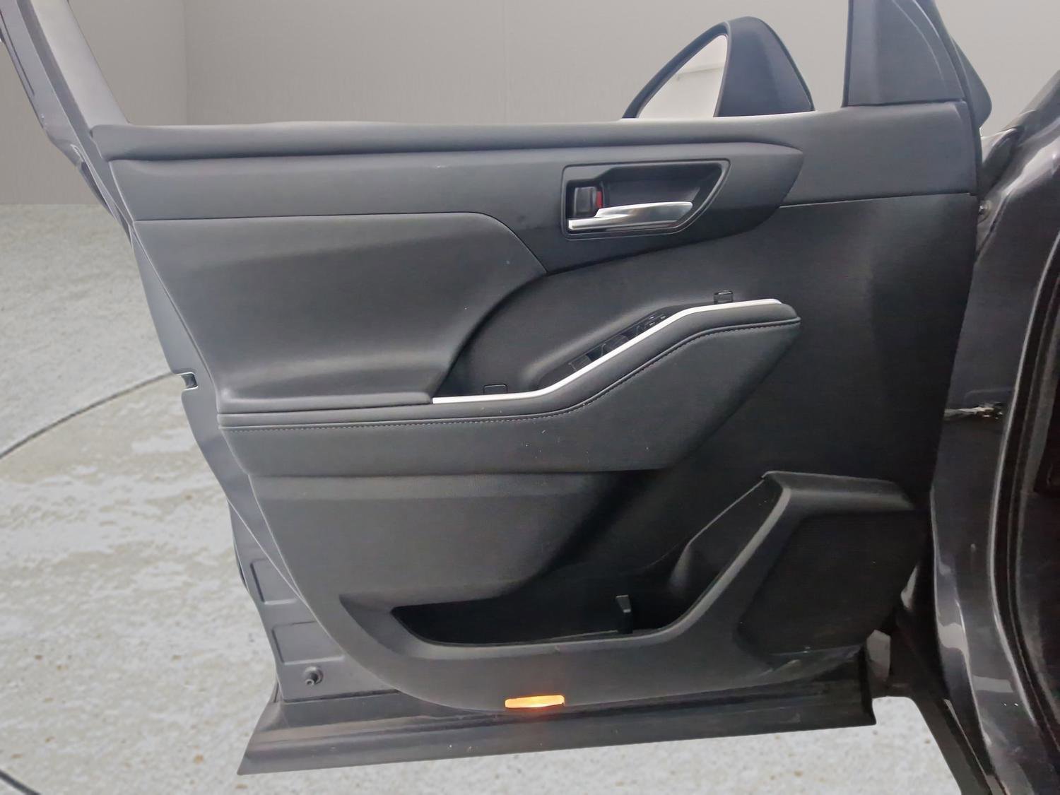 Used 2021 Toyota Highlander XLE image 39