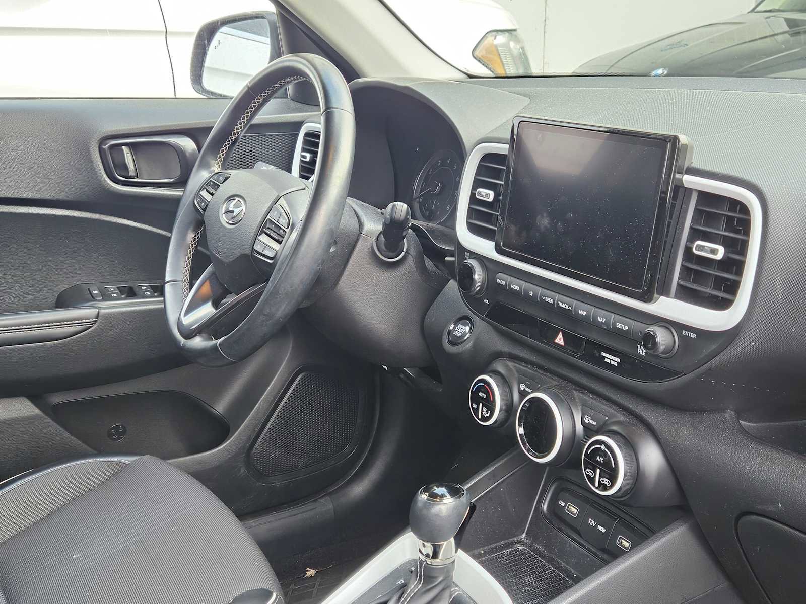 Used 2022 Hyundai Venue Limited image 7