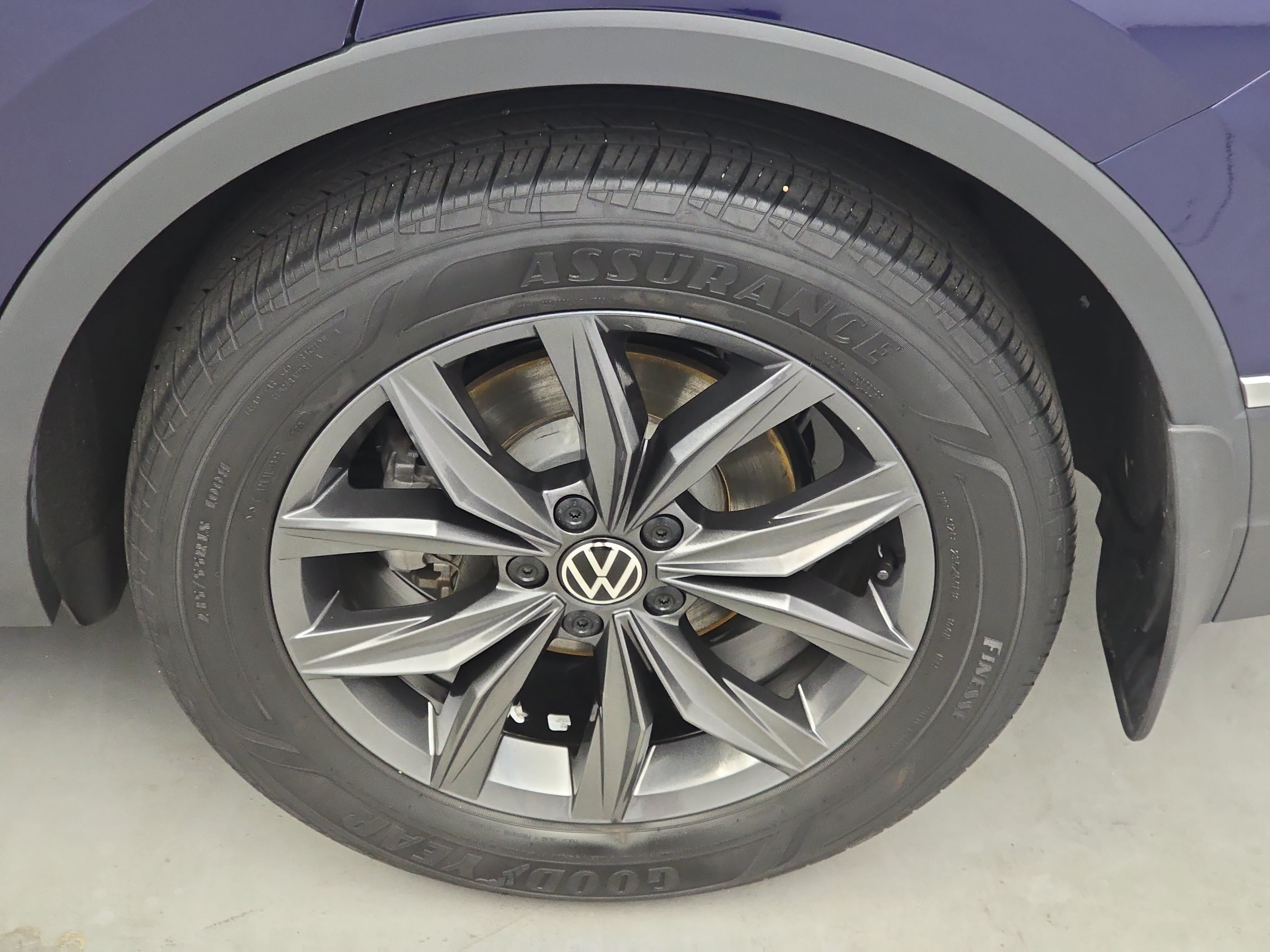 Used 2023 Volkswagen Tiguan SE w/ Panoramic Sunroof Package FWD image 34