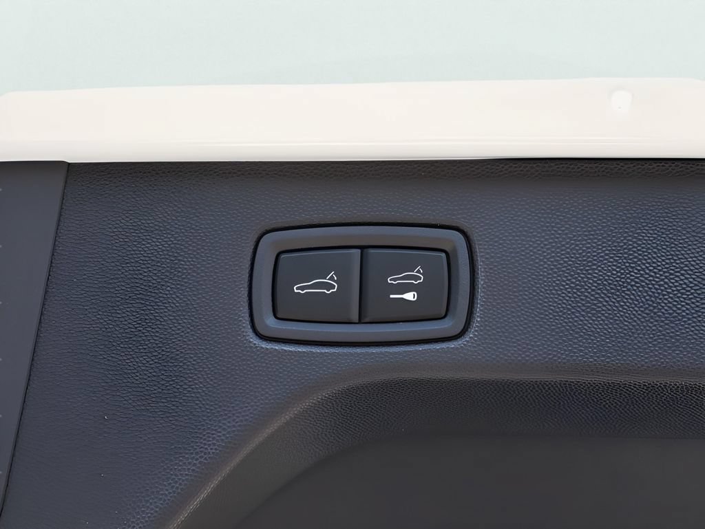 New 2025 Porsche Macan Electric RWD image 19