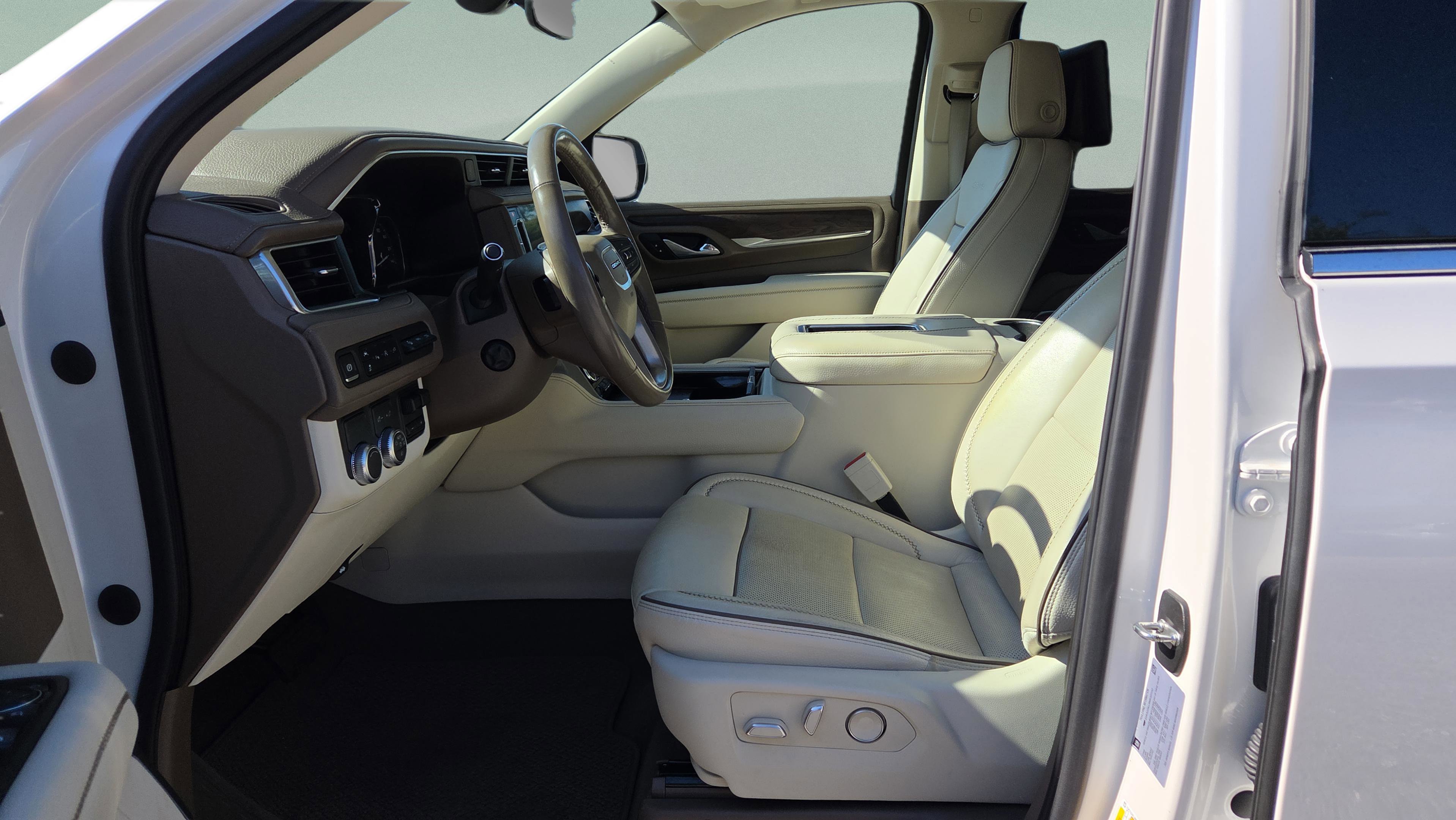 Used 2021 GMC Yukon Denali w/ Denali Premium Package RWD image 9