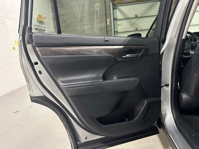 Used 2021 Toyota Highlander Platinum image 14