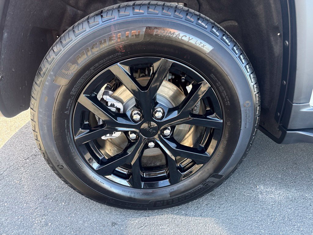Certified 2025 Jeep Grand Cherokee Altitude AWD/4WD image 10