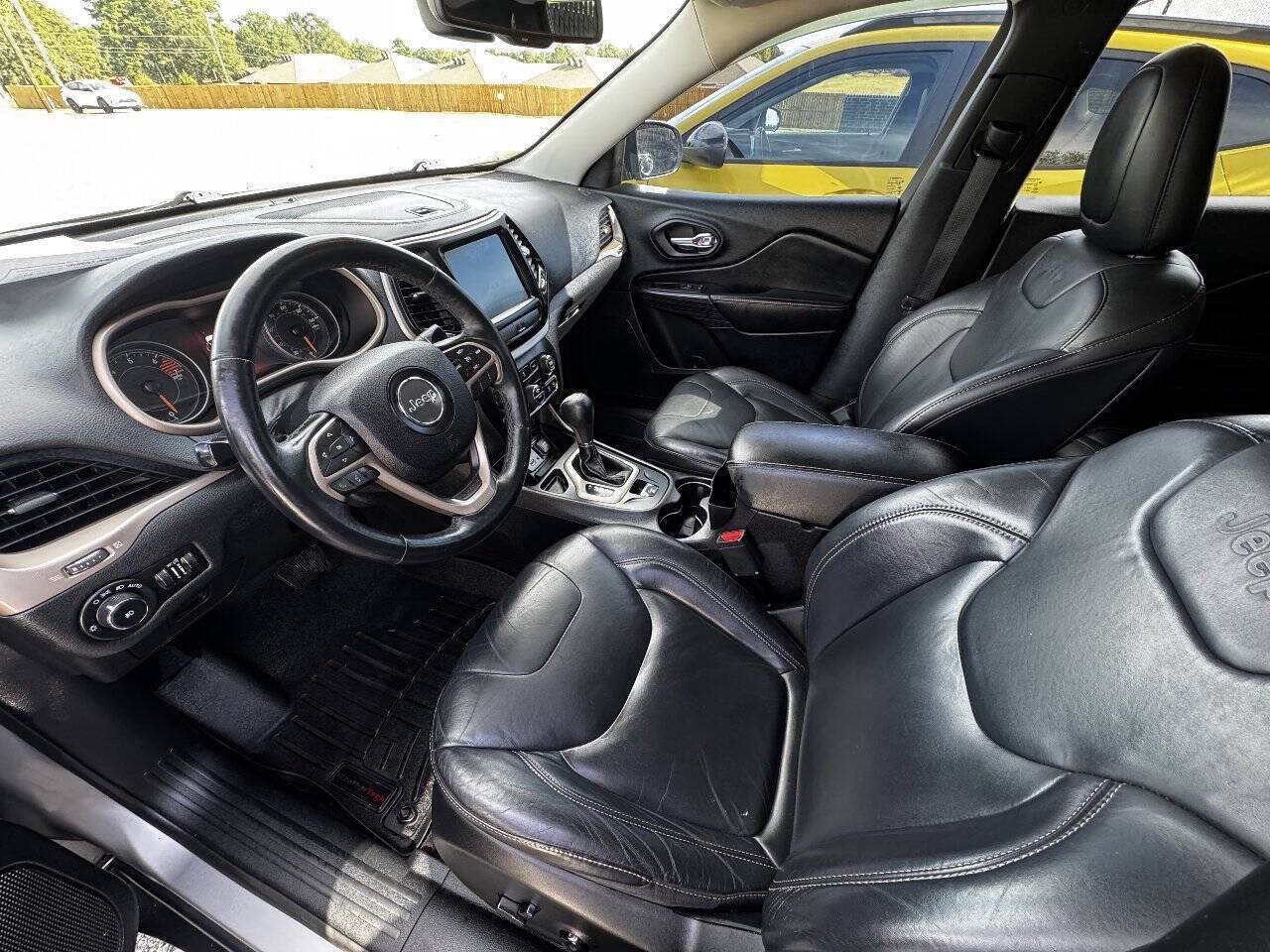Used 2017 Jeep Cherokee Limited FWD image 12
