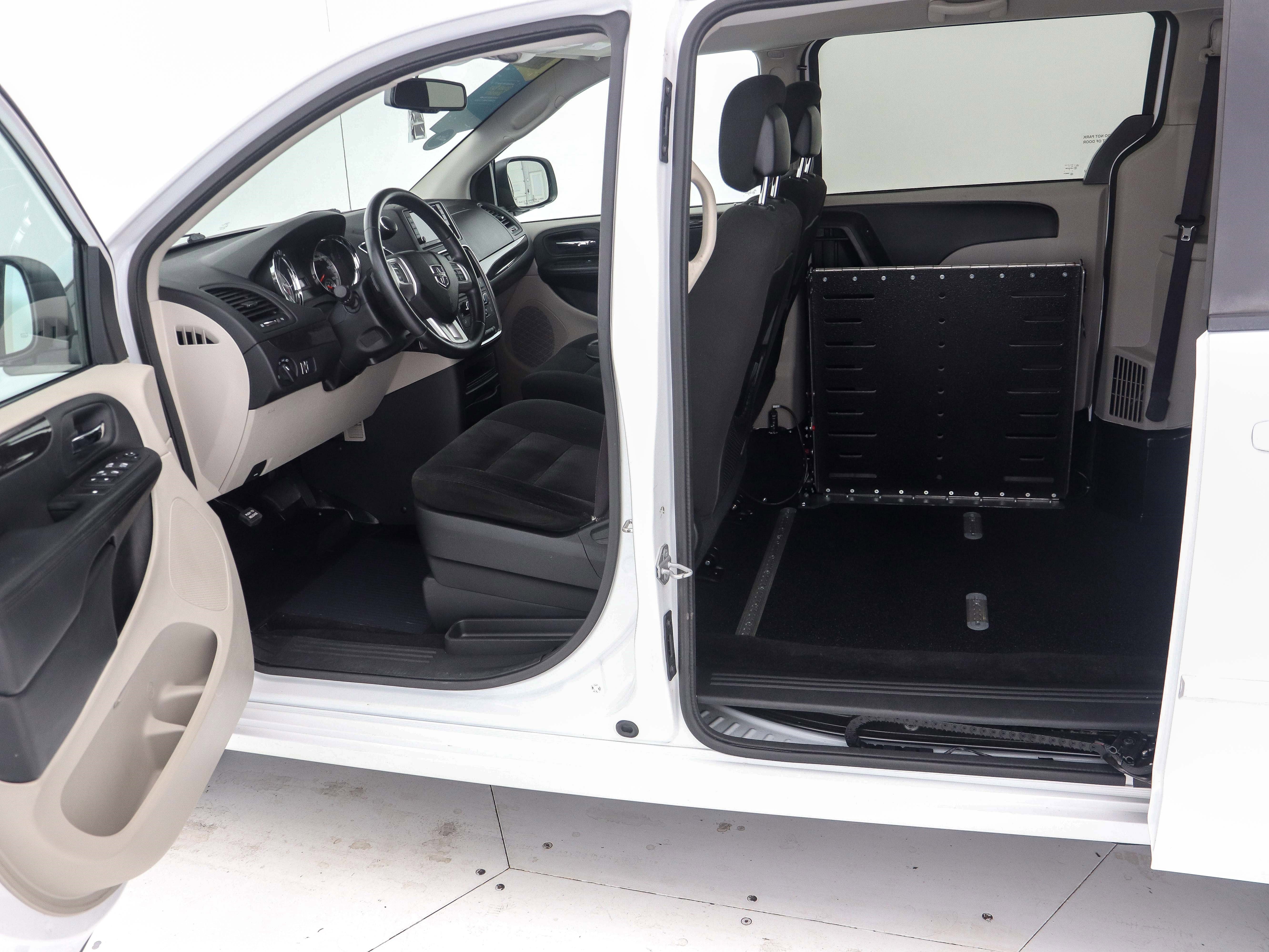 Used 2016 Dodge Grand Caravan SXT w/ UConnect Hands-Free Group image 22